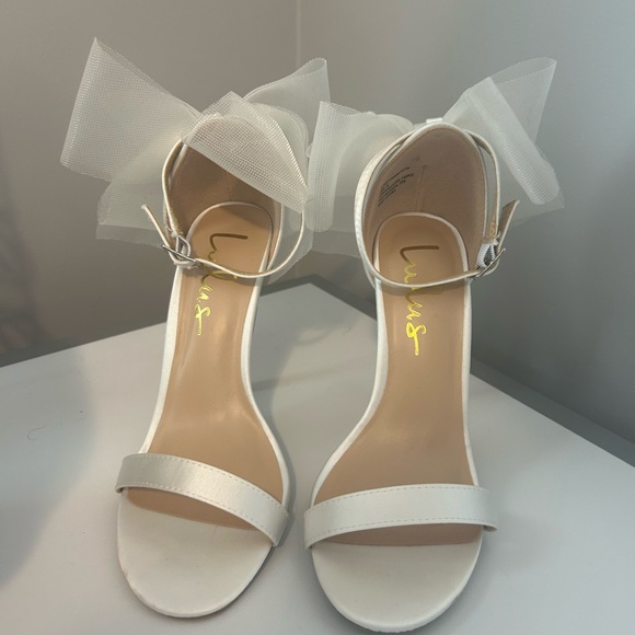 White high heels with bows on back - Picture 2 of 5